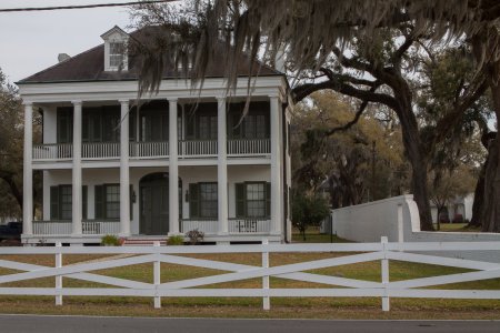 Een van de vele plantage huizen langs de Mississippi